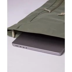 Sandqvist Dante Vegan Backpack Clover Green -Mode Tassen Winkel image 4692