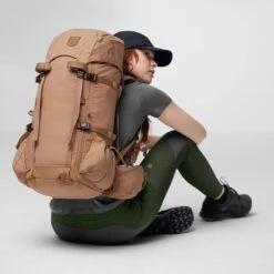 Fjallraven Kajka 35 M/L Khaki Dust -Mode Tassen Winkel image 5303